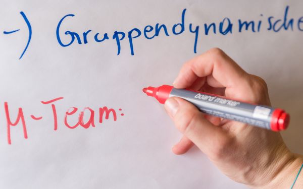 Hand mit Stift an Flipchart