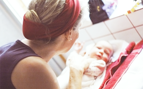 Frau vor liegendem Baby