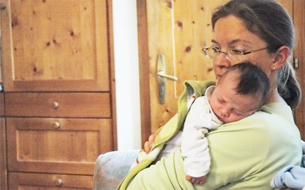 Frau hält Baby