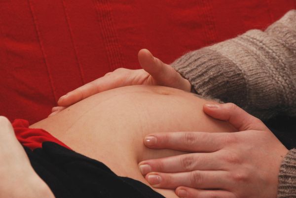 Hände auf Bauch von Schwangerer